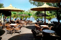 The outdoor café of Vassilia Rooms & Suites, Livadakia, Serifos